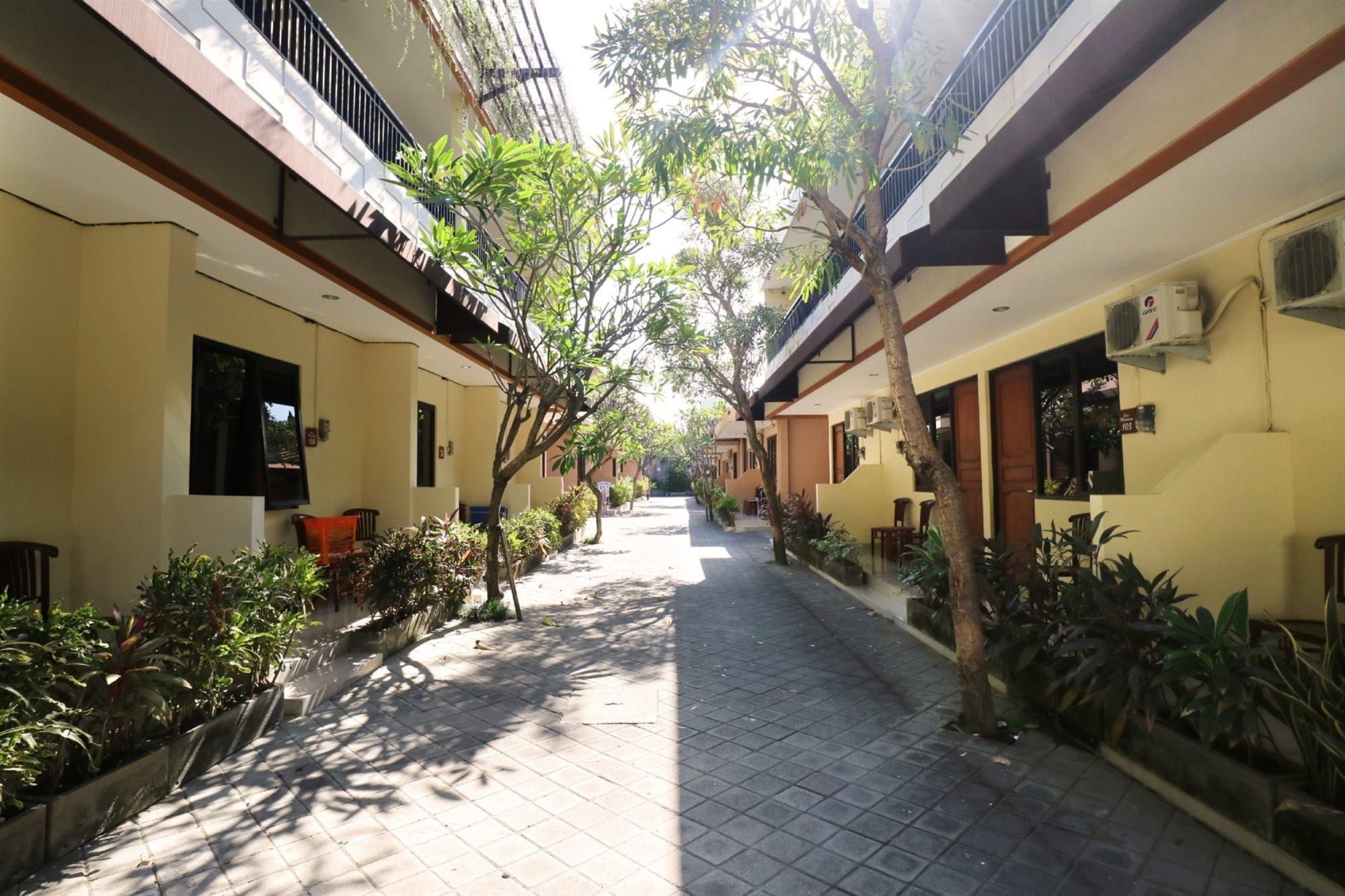 Dee Mansion Hotel Denpasar  Exterior photo