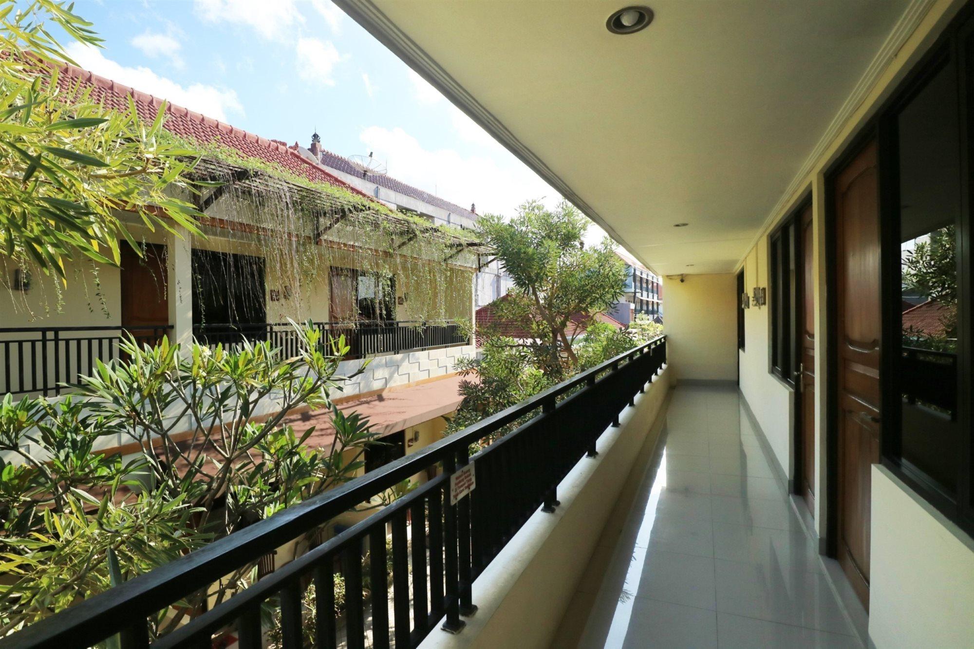 Dee Mansion Hotel Denpasar  Exterior photo