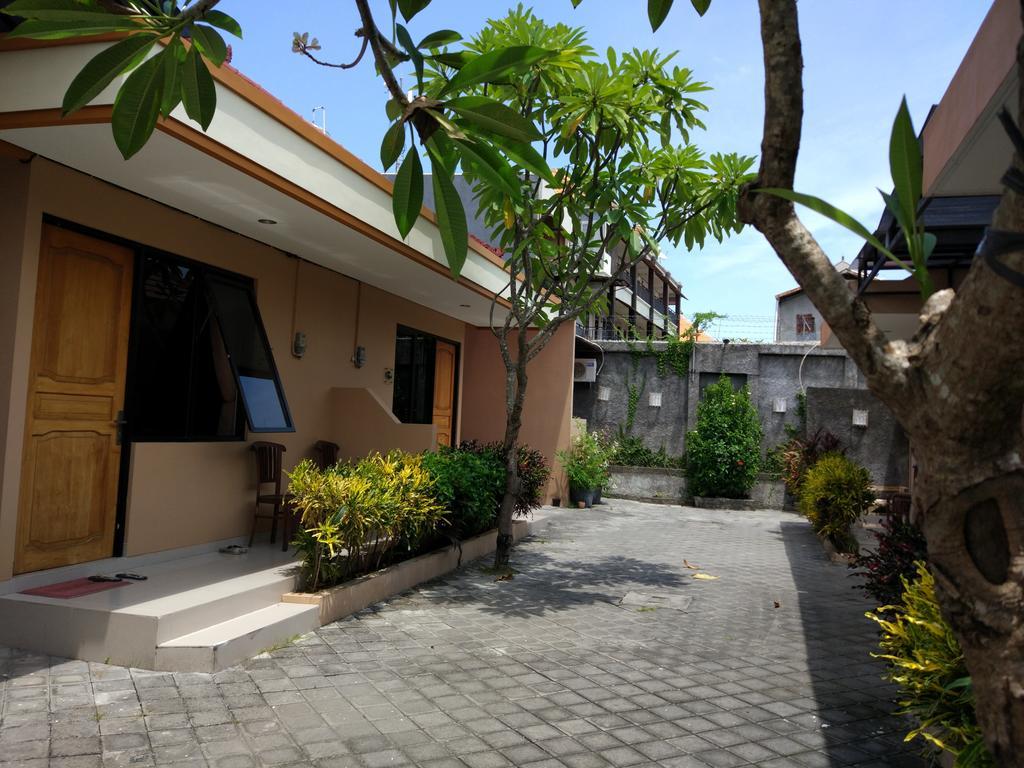 Dee Mansion Hotel Denpasar  Exterior photo