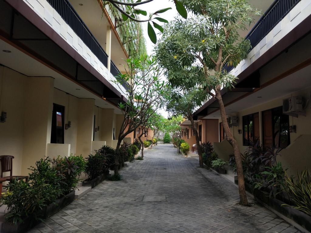 Dee Mansion Hotel Denpasar  Exterior photo