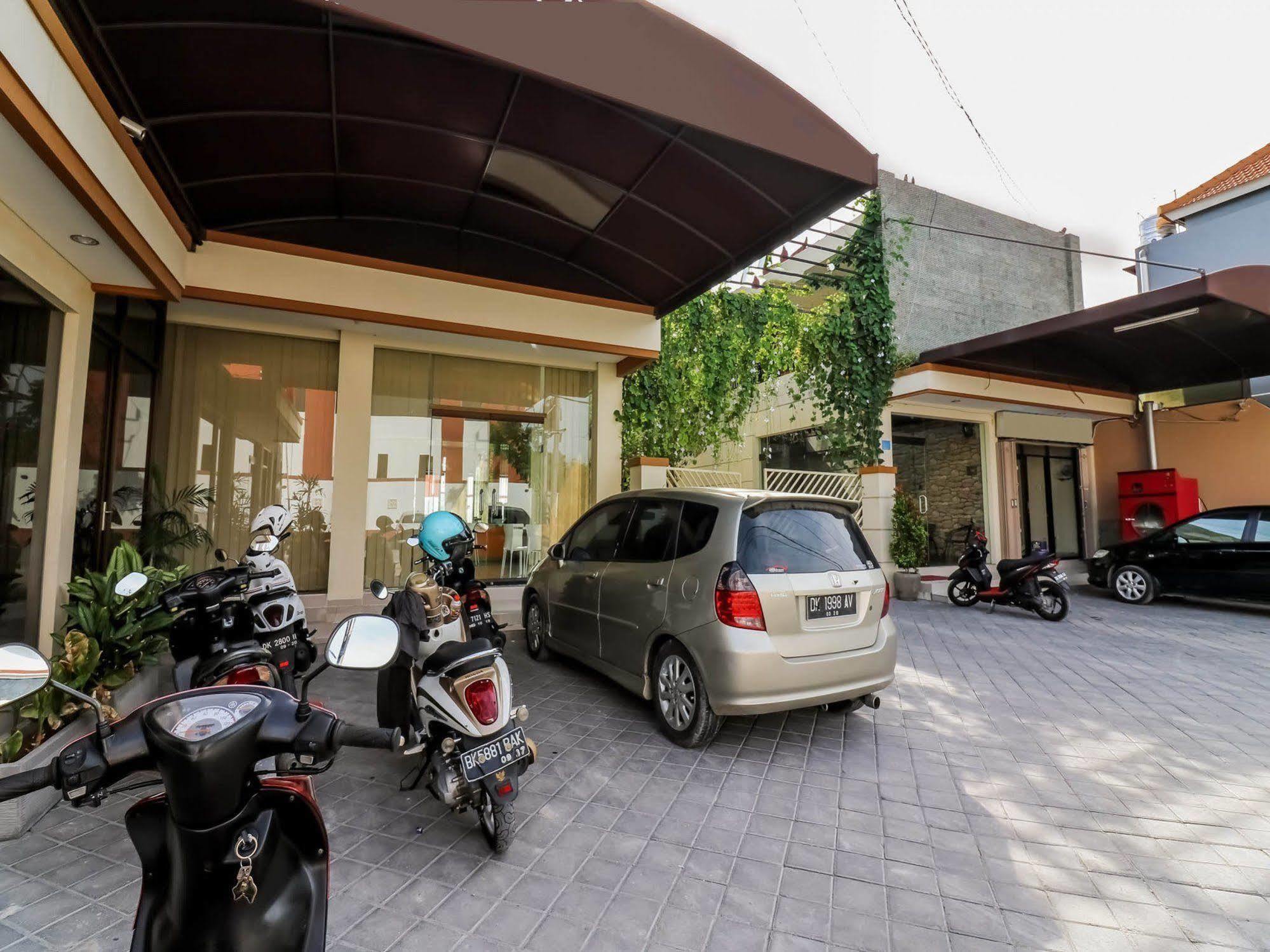 Dee Mansion Hotel Denpasar  Exterior photo